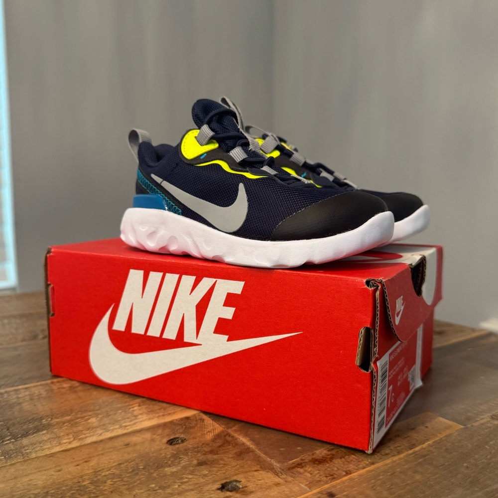 *PRICE DROP 🤑* Kids Nike Element Shoe
Brand new, never used
